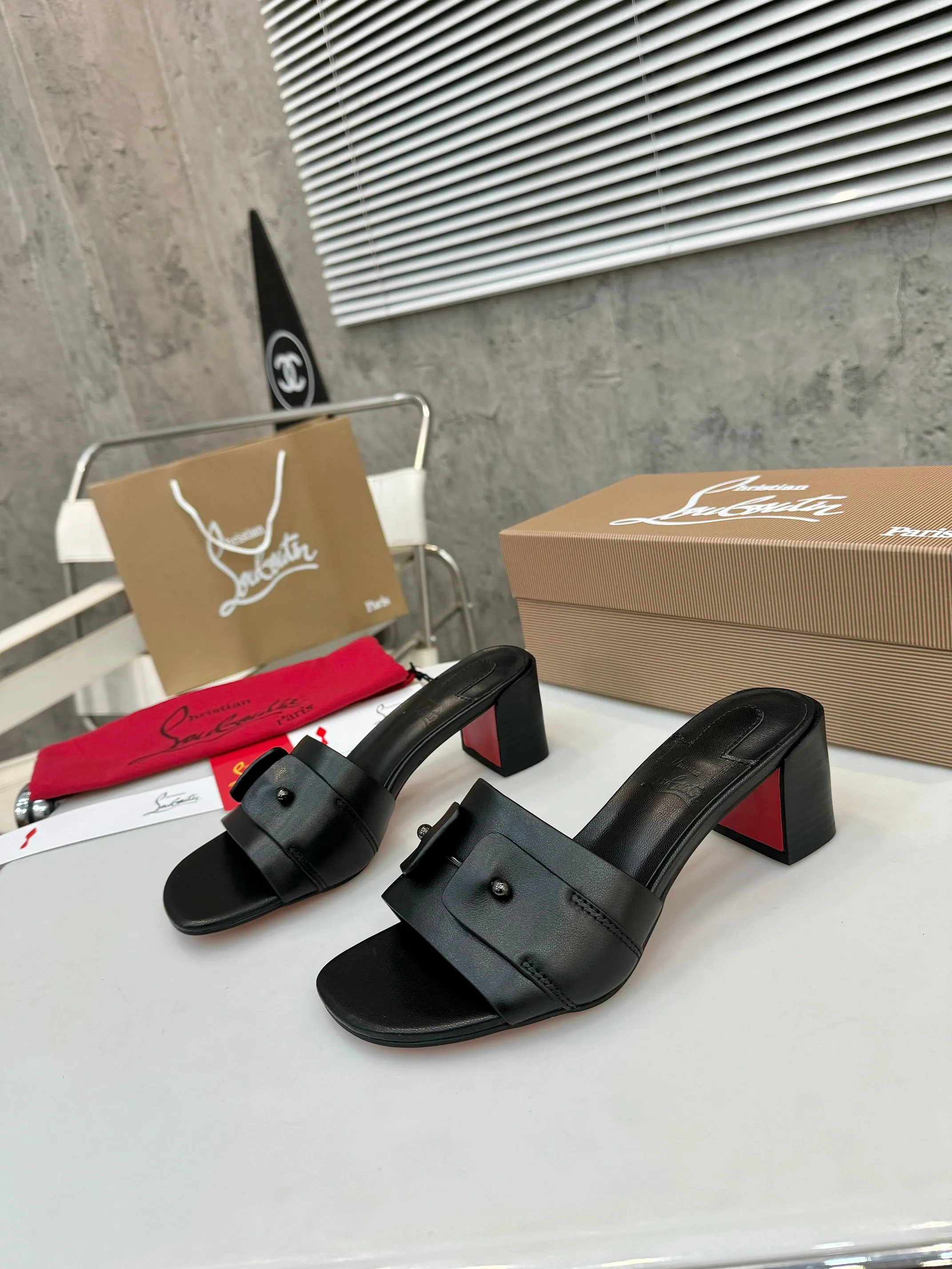 👟👟Ex-factory price 420👟👟 Genuine leather base +40 Top version Purchasing level ⚡③ colors to choose from. Christian Louboutin (CL) logo design is launched this year. The latest catwalk style of red-soled shoes 💥abbreviated as CL. This year's T-stage catwalk style of red-soled shoes👠 has a fresh and refreshing feel, and is perfect on the feet. 💃elegant and crystal clear. All accessories, materials and patterns are all customized at the original 1:1, zero distance from the original version. 1⃣ Upper: cowhide + unique logo 2⃣ Inner: sheepskin 3⃣Outsole: Original one-to-one molded genuine leather rubber non-slip two-color label outsole 4⃣🔺Original packaging 5⃣Number of yards: 35-42 (refundable or exchangeable if ordering 42)